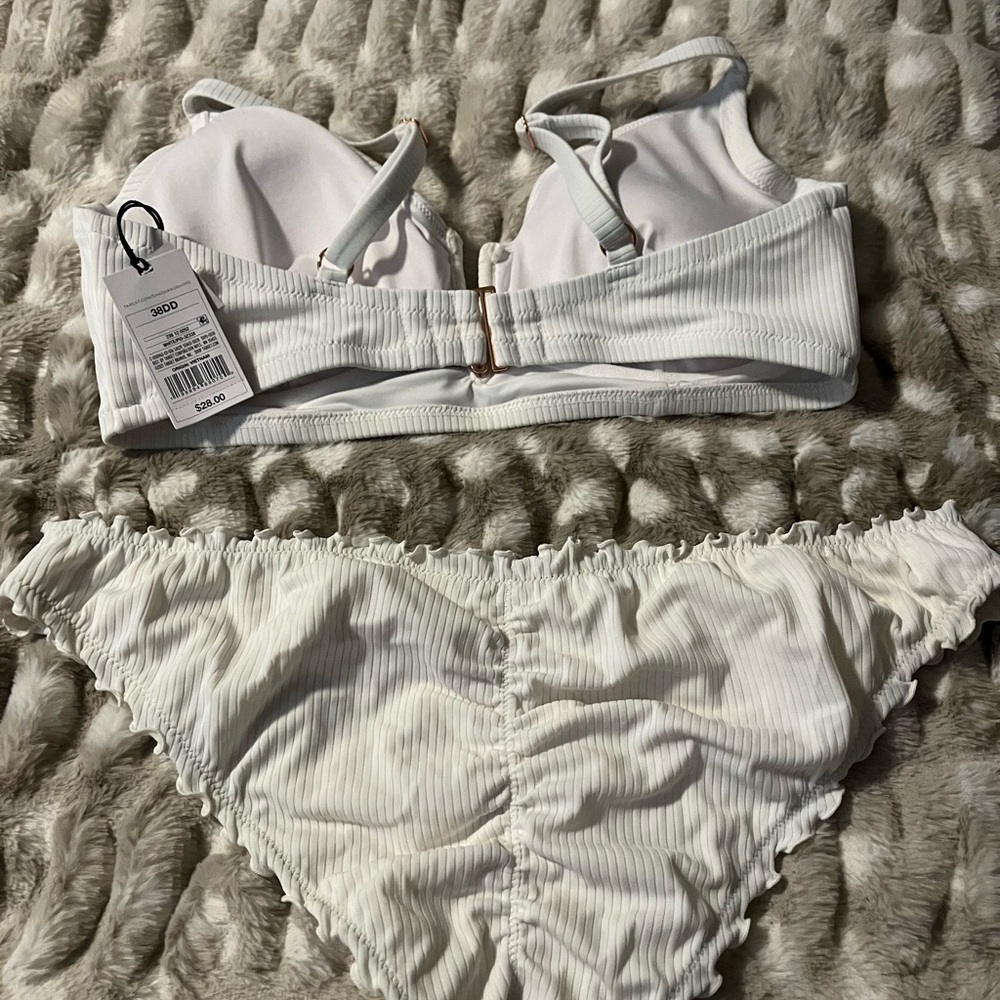 Shade & Shore White Ribbed Ruffle lightly padded bikini set - Picture 3 of 3